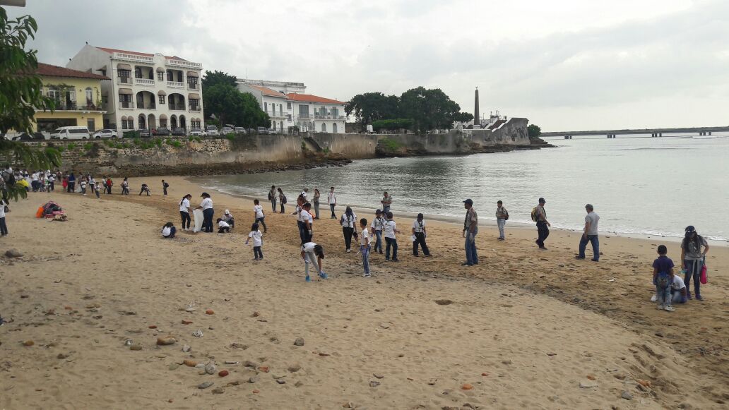 policiadepanama's tweet photo. Inculquemos a los niños el amor por la naturaleza. #Scout8 realizaron una jornada de limpieza en el Casco Antiguo. https://t.co/tGYMqEBQNh
