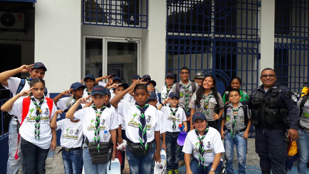 policiadepanama's tweet photo. Inculquemos a los niños el amor por la naturaleza. #Scout8 realizaron una jornada de limpieza en el Casco Antiguo. https://t.co/tGYMqEBQNh