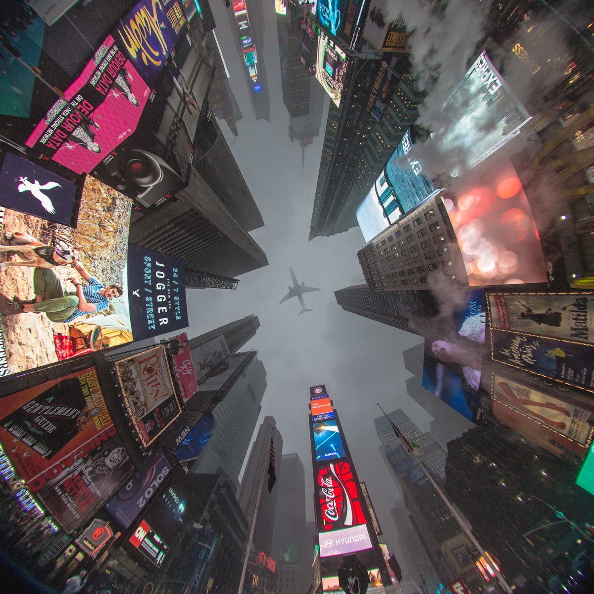TuhafAmaGercek's tweet image. Andrew Thomas&apos;ın objektifinden Time Square meydanı 😍