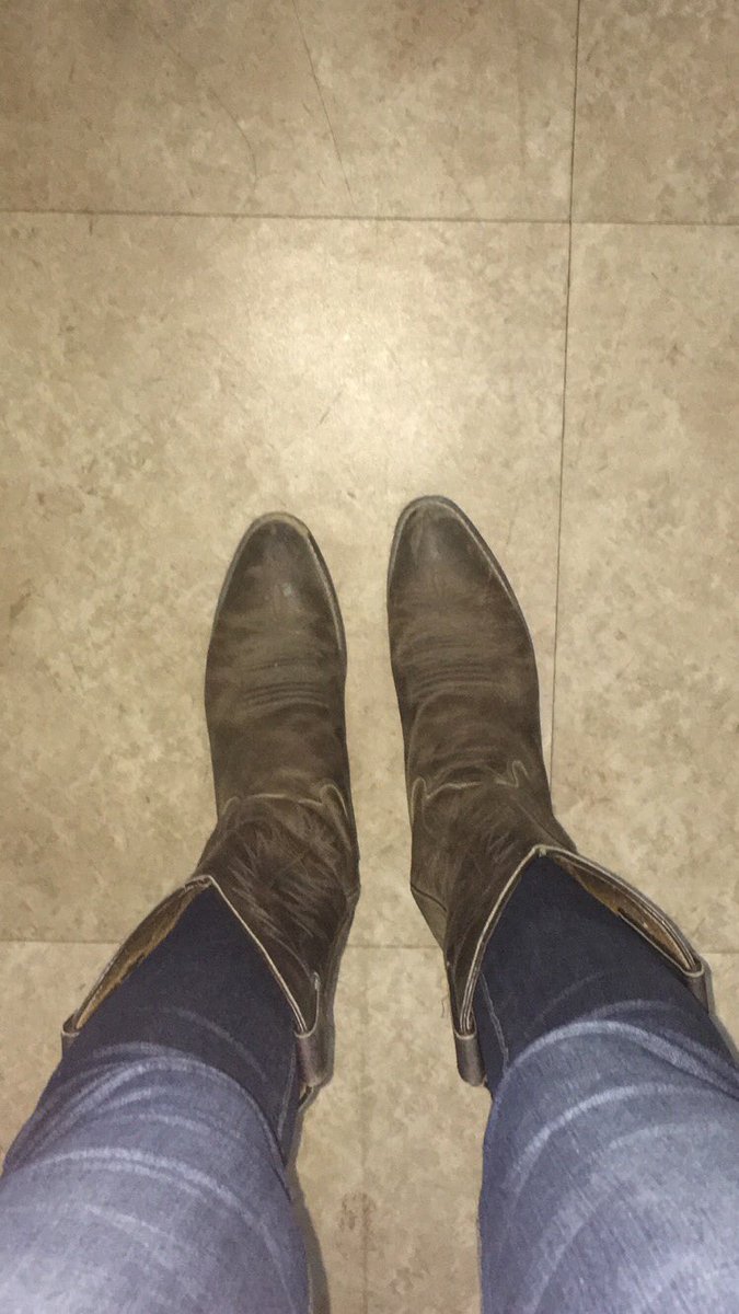 JessicaLebelWX's tweet photo. Strolling into work in my boots today 👢 #timetogetdressedup https://t.co/XcqiB8ddHh
