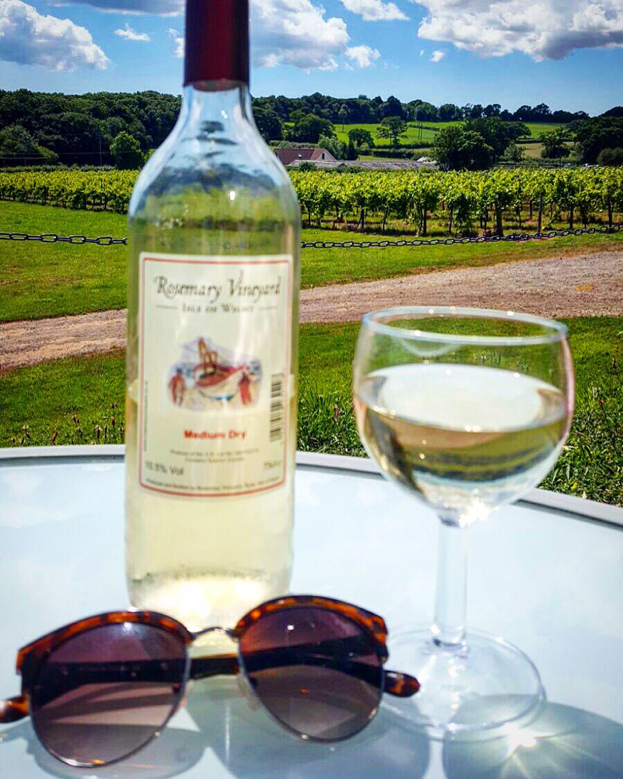 Lovely day at #rosemaryvinyard, just like being in the south of France #iow #IsleofWight ☀️🍇