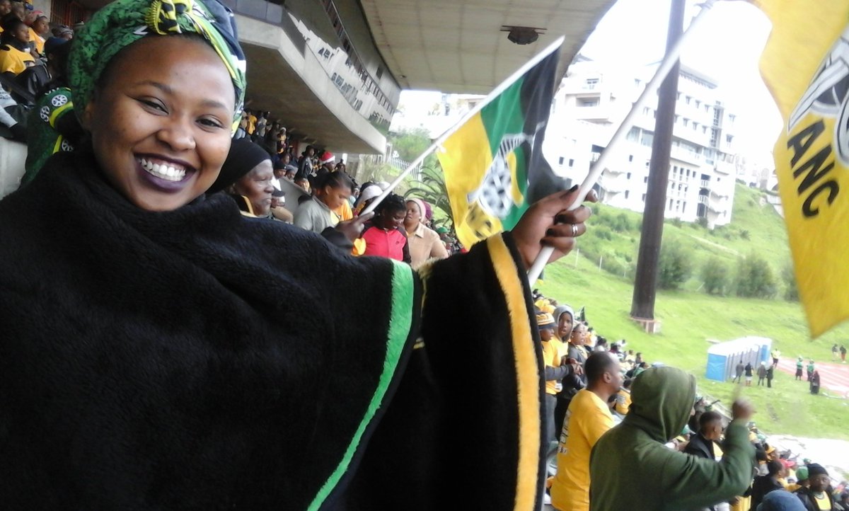 ANCDullahOmar's tweet photo. #SiyanqobaRally Overflow outside the Bellville Velodrome https://t.co/b9Czs9VQMw