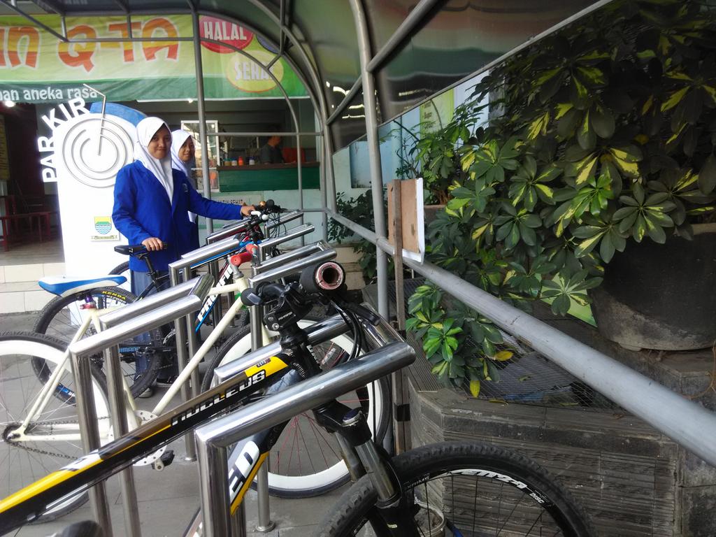 Daripada naik Motor, Macet, Habis Bensin. Yuk, biasakan naik sepeda. Seperti di SMKN 11 BDG nih! :) <a href="/ridwankamil/">Ridwan Kamil</a>