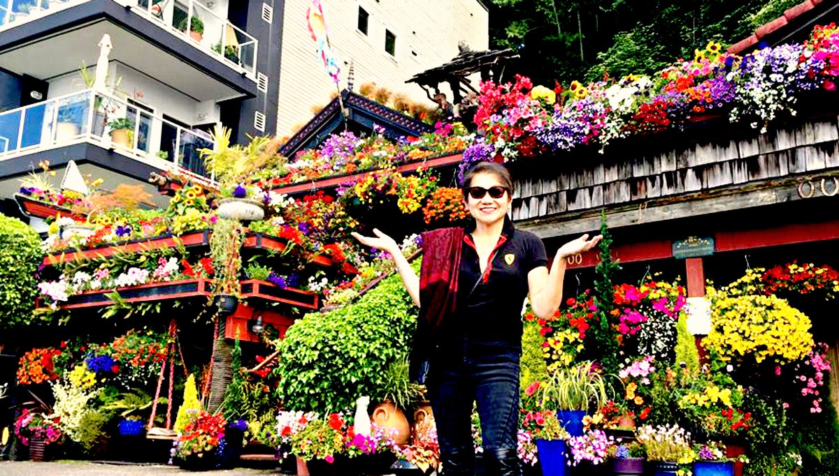 carolcruising's tweet photo. Great photo-op at this #beachfronthouse on #AlkiBeach, fully bedecked with flowers. More at https://t.co/0eO0eNbzC0 https://t.co/0whdaHa4zZ