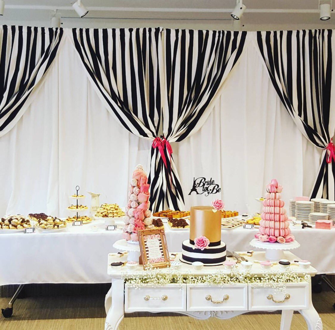 ella_bella_cake's tweet photo. A Paris themed cake for a bridal shower! #Paris #bridalshower #wedding #cake #black #white #rosegold #sugarroses https://t.co/eFVKPcC8km