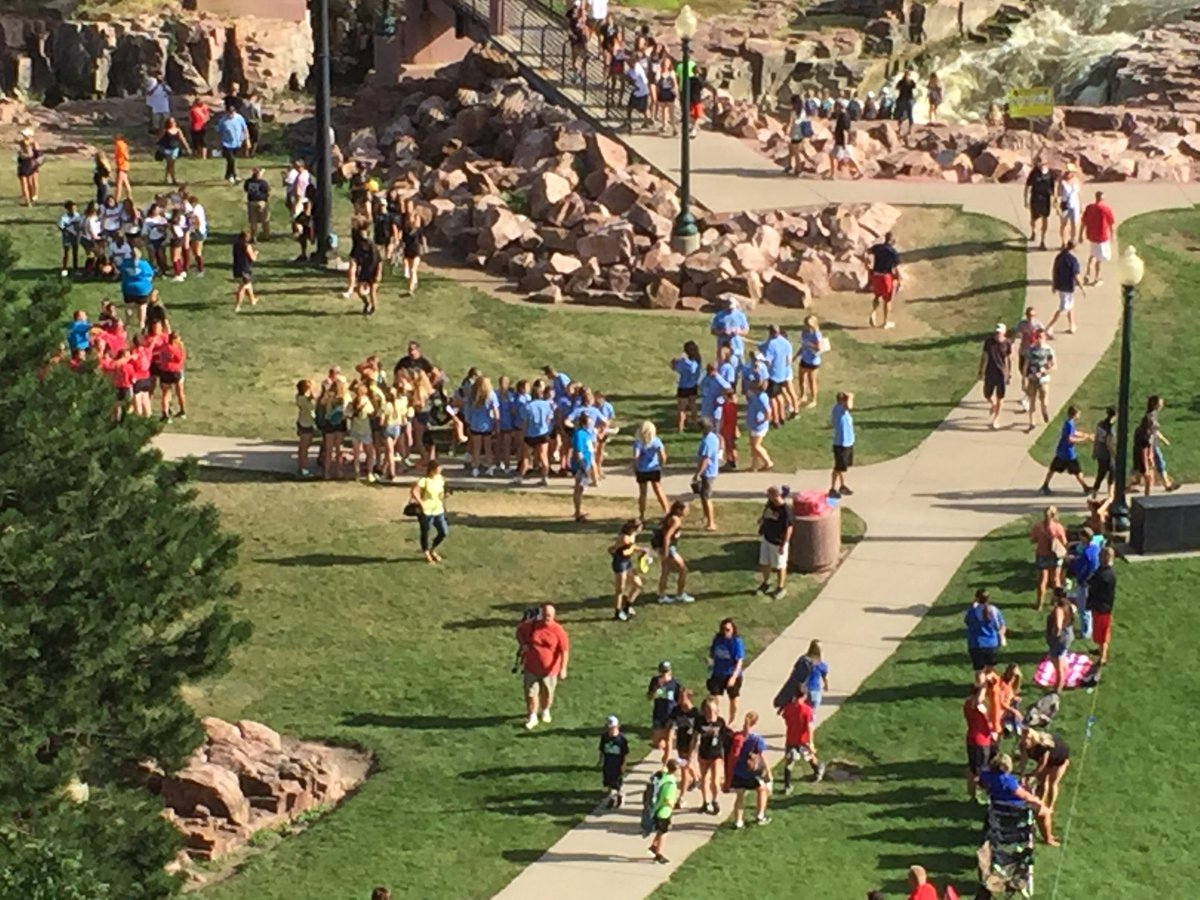 SiouxFallsParks's tweet photo. Welcome to 14U Fastpitch Nationals Opening Ceremonies at Falls Park Sioux Falls SD. #SuperJuly https://t.co/uR8bQFreal