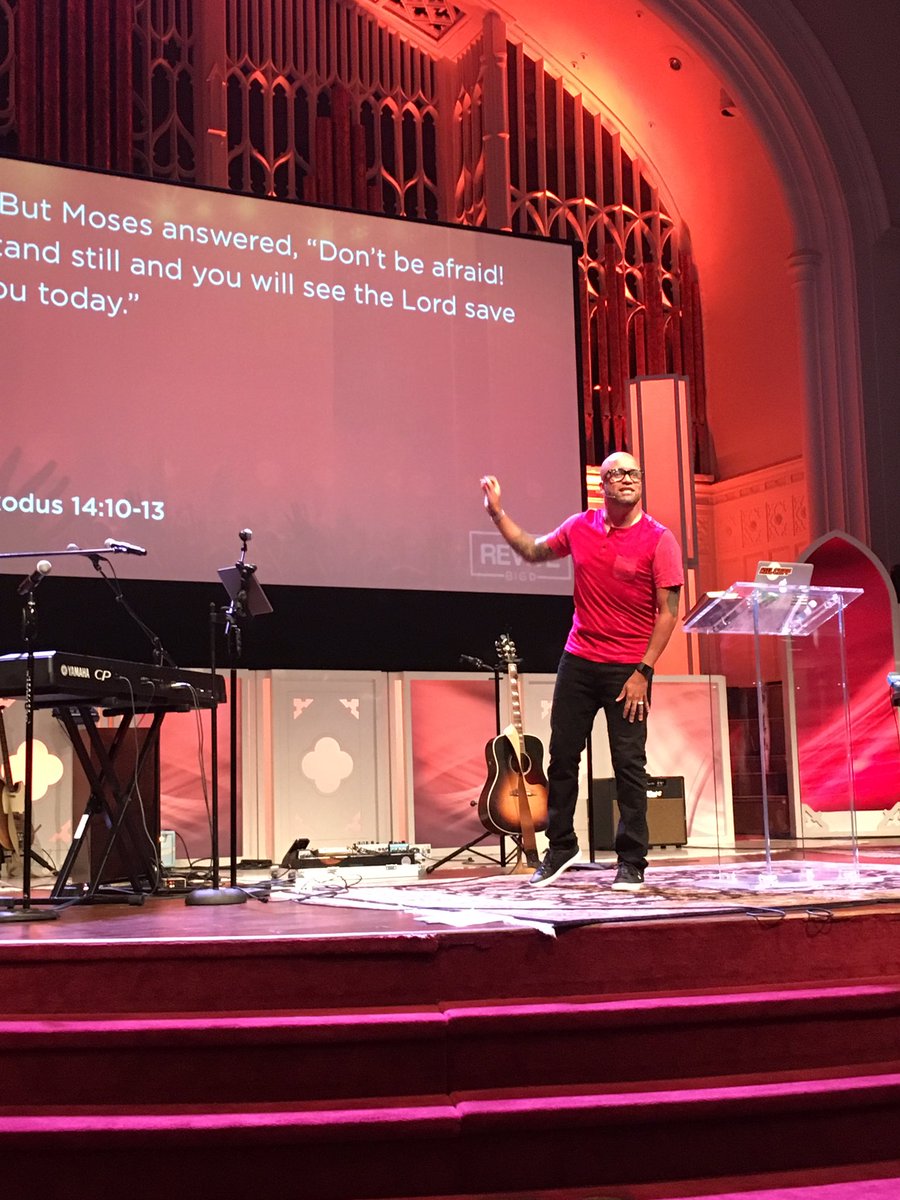 heybford's tweet photo. "Gaze at God and glance at life!" - Carlos Whittaker @loswhit #ReviveBigD @firstdallas https://t.co/j3utvyR3AT