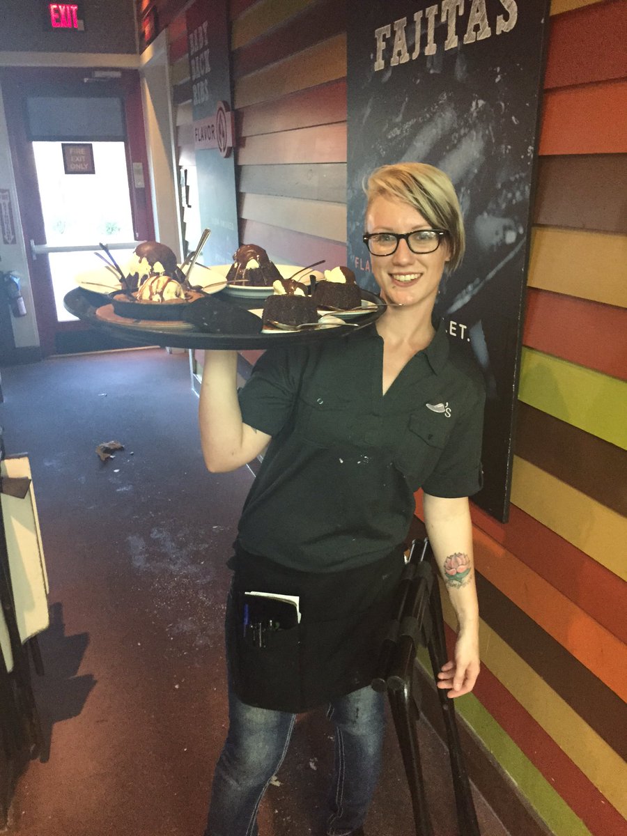 erinkrussell's tweet photo. Go Sabrina!!! 6 moltens on one table! #GuacYeah! #chilislove #proudmanager! https://t.co/dBQOWuAWF3