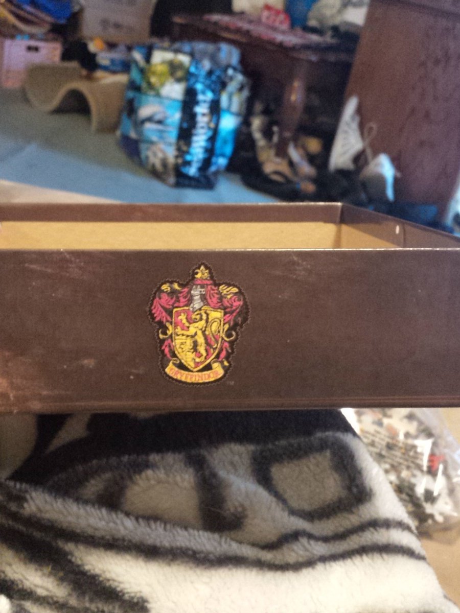 mjf2356's tweet photo. I got puzzle yesterday and these are the bottom box sides... as a proud Hufflepuff, it really hurt to see this... https://t.co/4j9snhulNt