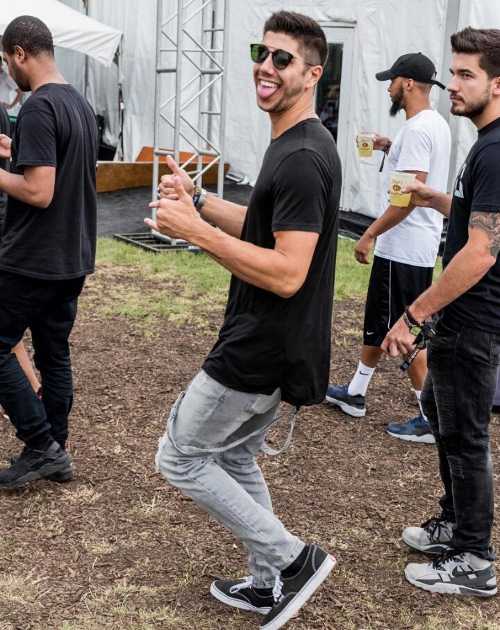 AnahiPichardo's tweet photo. when ur out with ur girl but she has had one too many drinks: https://t.co/GNKpo9i6pP