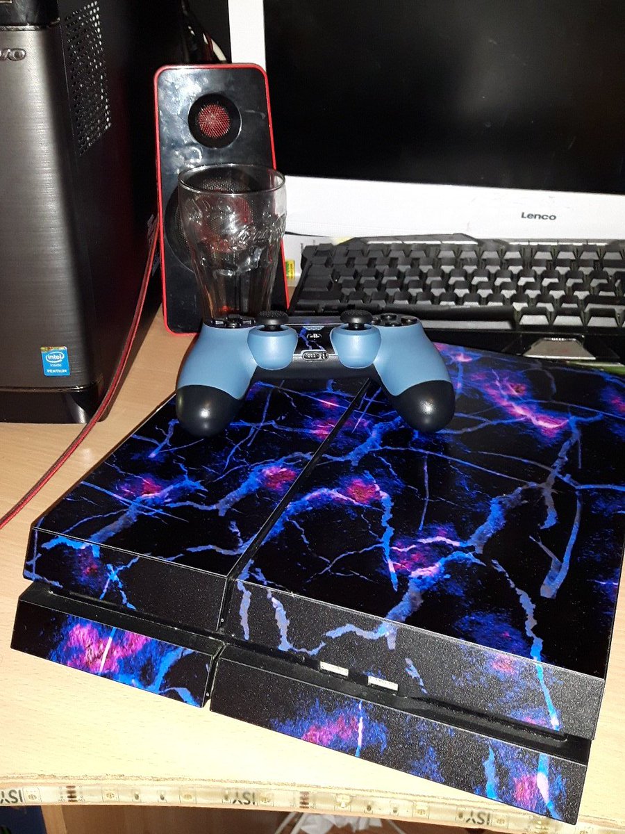 DeGamerLuke's tweet photo. @XxSpeedBullet thx man voor de console skin ik ben er super blij mee 👍✌🖒 https://t.co/zuW6hl2Nmk