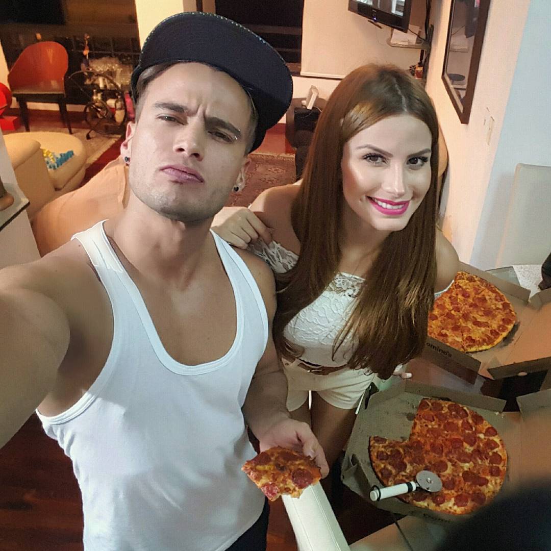 MandiMezaWorld's tweet photo. Gus Y Mandi Maravilloso Reencuentro #GustavoPOST Tan bellos https://t.co/18aD8kD6nB