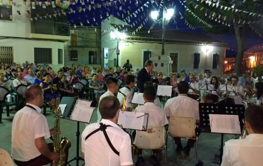 AytoValmojado's tweet photo. Tradicional concierto @Amuval1 en la Plaza de España #NuestrasFiestas #Valmojado https://t.co/DLslR0eJy2