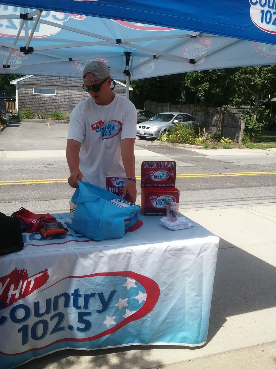 whatEYEview's tweet photo. @Country1025WKLB finally caught up to Kyle at #Kappys in #Falmouth π https://t.co/7FzE84UphB