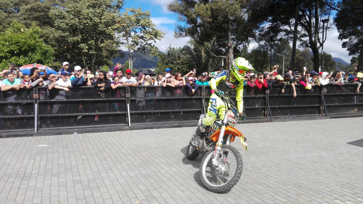 Tatán Mejía y Renzo Piera se despiden de los asistentes al Festival. #ViveEl20Festival