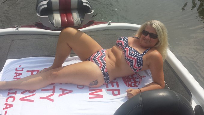 Enjoying the lake https://t.co/X8XkC4fEcu