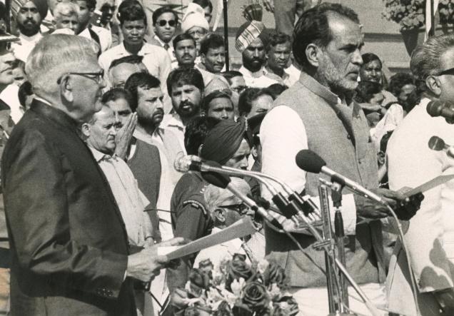 the_hindu's tweet photo. Selling the country’s jewels #25YearsOfReforms
https://t.co/f7t3C5WTpG https://t.co/vrBPcliT6V