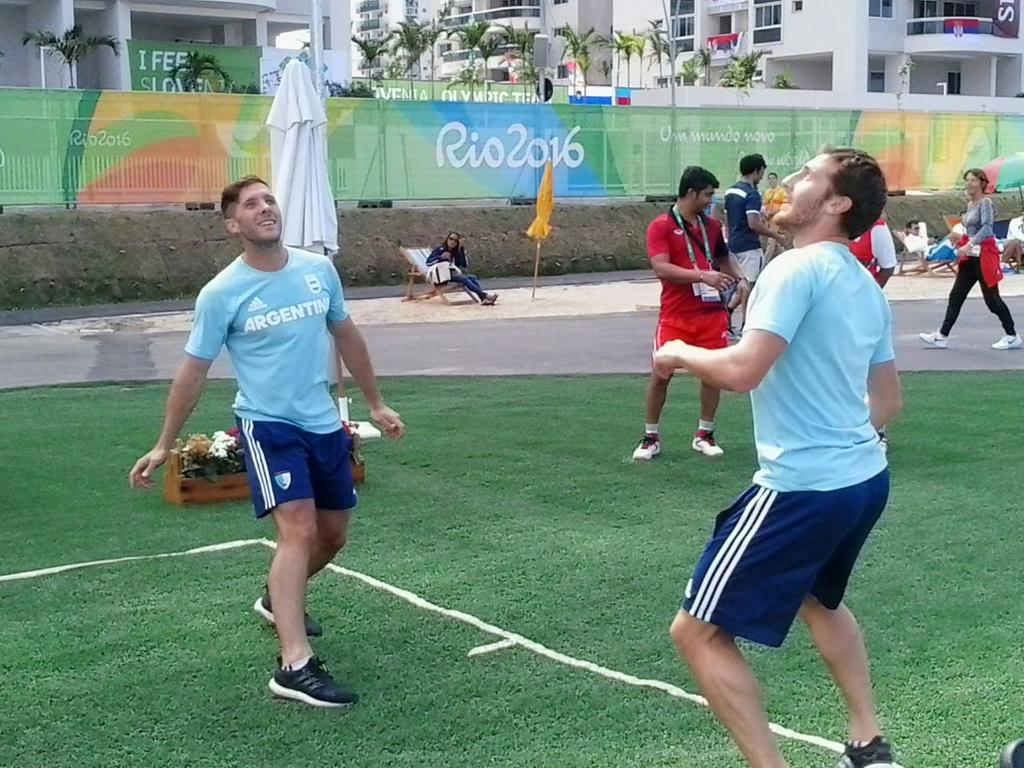 PrensaCOA's tweet photo. #Río2016 Los Leones se divierten jugando al fútbol-tenis con periodistas argentinos, en la zona internacional. https://t.co/MJeUpPLOCG