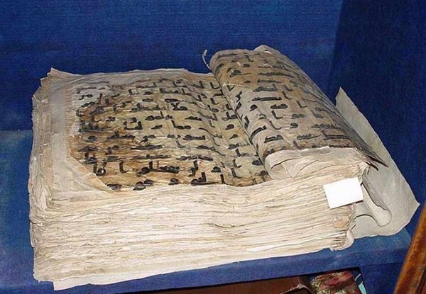 نسخة من القران الذي وزعة سيدنا عثمان بن عفان،محفوظة في قصر توبكابي في اسطنبول - تركيا CouNepqUIAAti1b