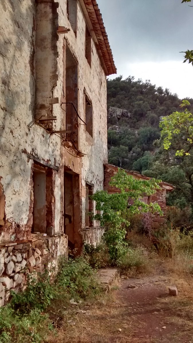 Antiga fàbrica de suro <a href="/PoblesValAbando/">Pobles Abandonats</a>