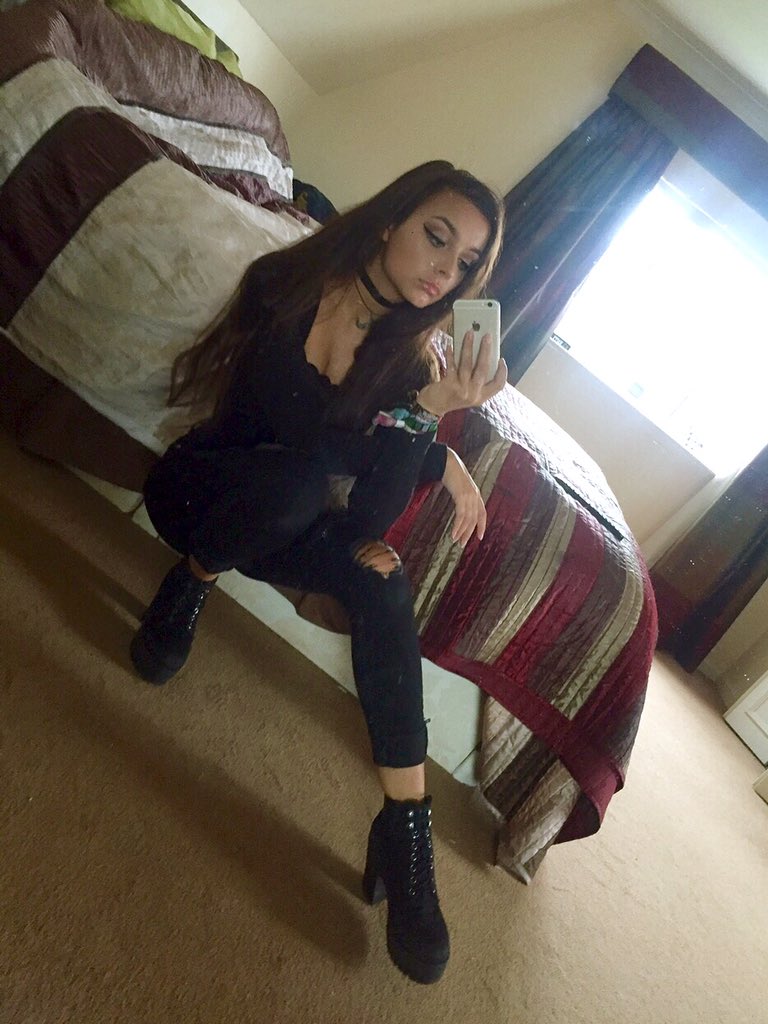 partbunny's tweet photo. movie day 📽✨ https://t.co/qutbD8DlSK