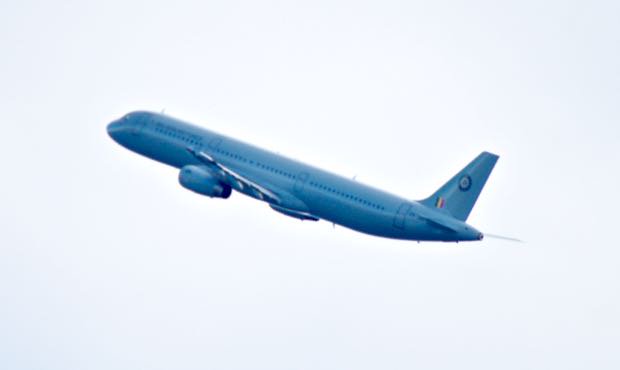 FrankReardon1's tweet photo. #YFBSPotters #IqaluitAirport #Nunavut #CSTRJ @BeAirForce @Airbus #A321 200 leaving #Iqaluit JUL.31.2016 https://t.co/81b7qzQ1mL