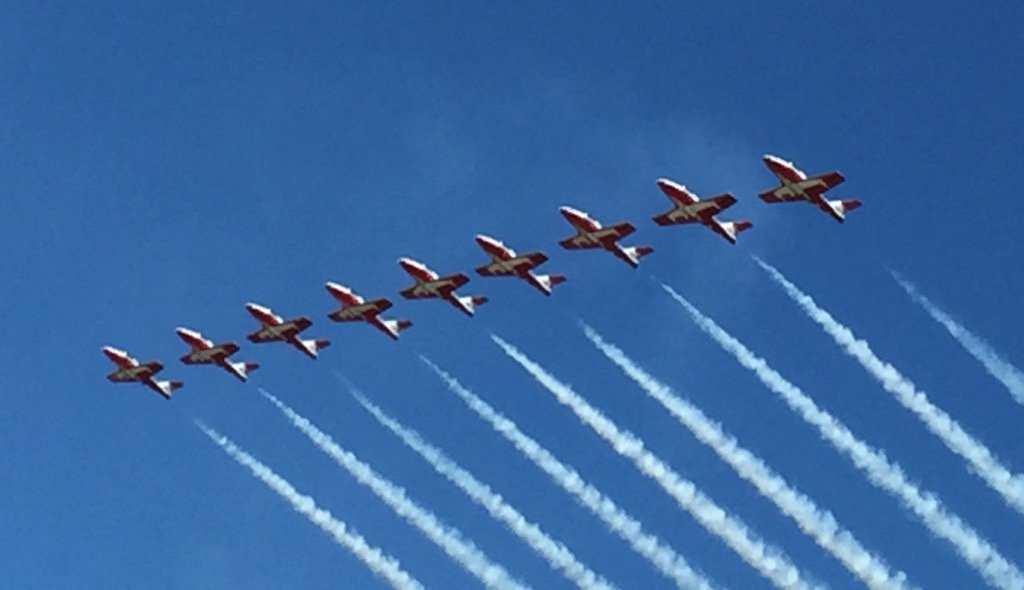 As good as it gets! <a href="/CanadianForces/">Canadian Armed Forces</a> #Snowbirds are incredible at #OSH16. Great way to finish the week.