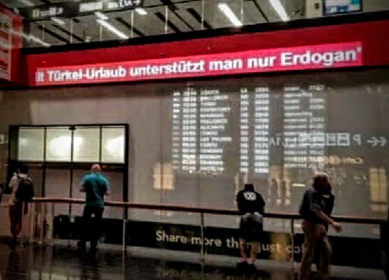 drbassemkhafagy's tweet photo. هل فقد بعض الغرب توازنه!
هذه اللوحة المضيئة بمطار فيينا تقول
"عطلتك في تركيا .. انما تدعم بها أردوغان"
ما هذا السفه! https://t.co/aQiIYv6GGo