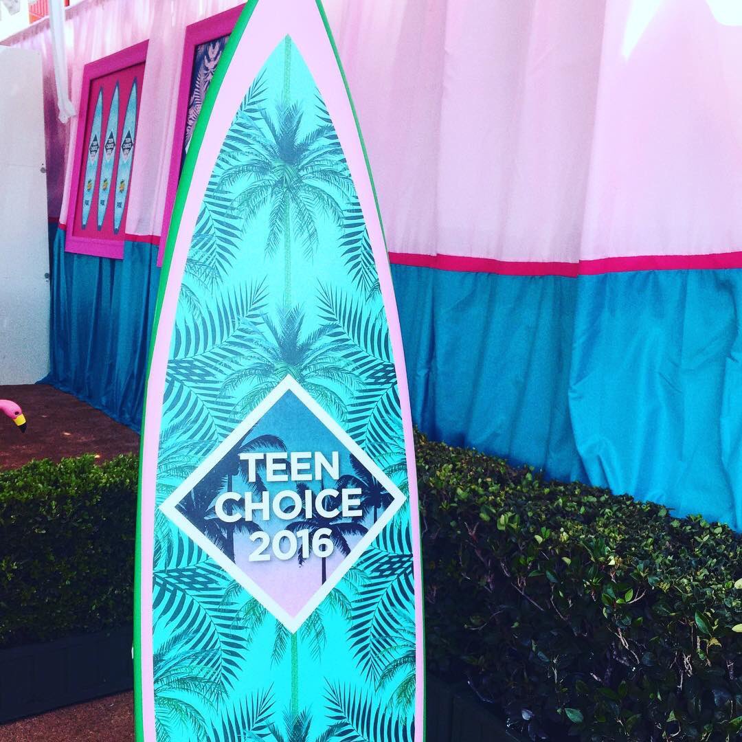 TeenChoiceData's tweet photo. Which artists you want to win their surfboards tonight? #TeenChoiceAwards 🏄🏾 https://t.co/HzgerDoi5F