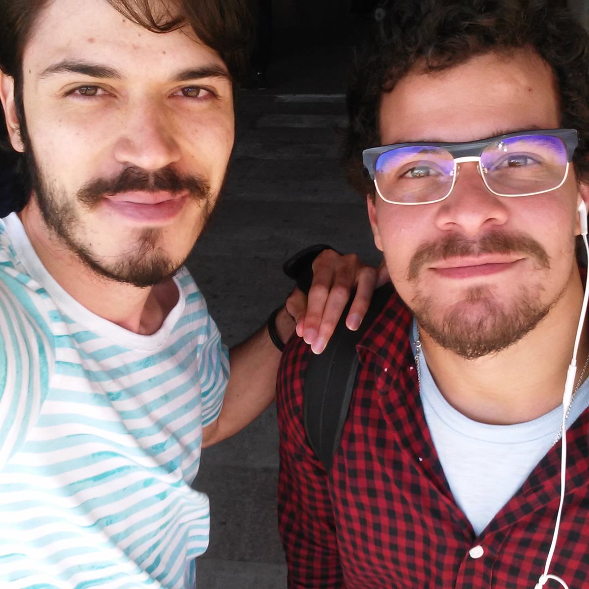 LeleoR's tweet photo. Ele tira onda na favela. :) @tgmartins https://t.co/NIHkXJdBkO