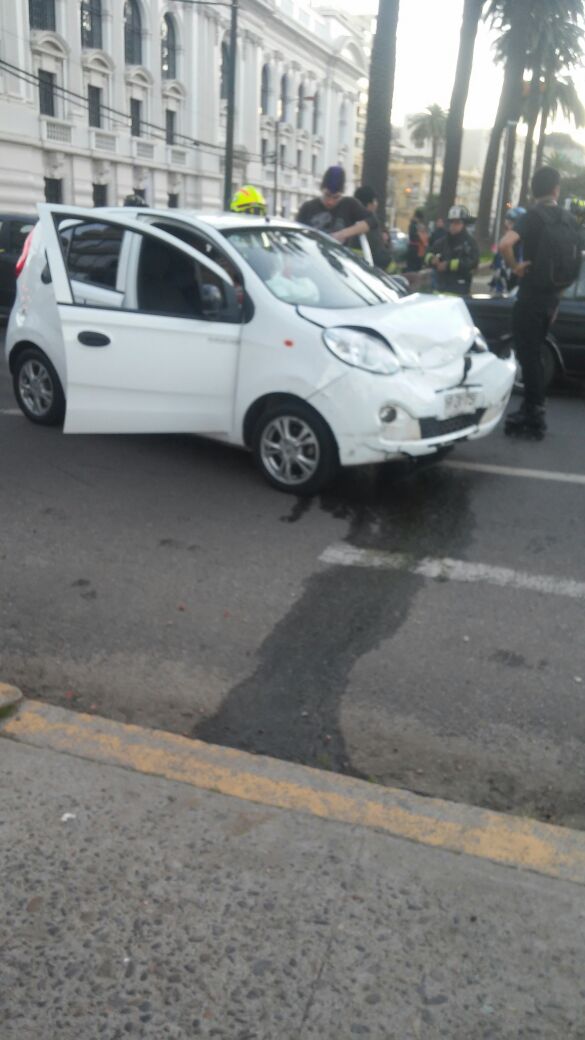 NoticiasValpoEx's tweet photo. Ampliacion Accidente vehicular Edwards /Brasil colisión 2 vehículos menores 2 lesionados Samu al lugar @ucvradio https://t.co/lH6U3TaoN8