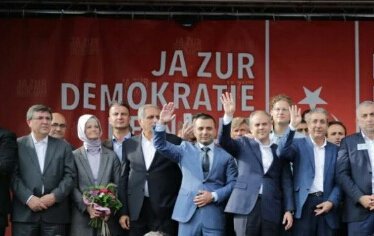 AKKADINGM's tweet photo. Almanya da #TekYürek Avrupa basını #Darbeyi görmezden gelme! https://t.co/hVCqm1jN5c