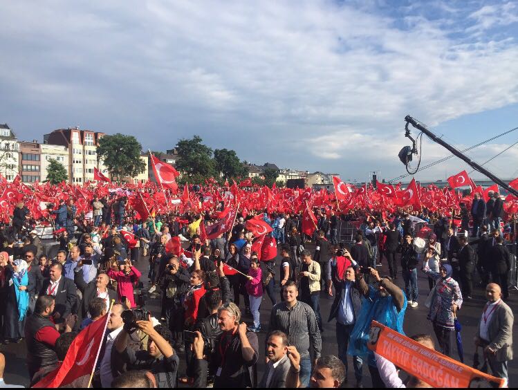AKKADINGM's tweet photo. Almanya da #TekYürek Avrupa basını #Darbeyi görmezden gelme! https://t.co/hVCqm1jN5c