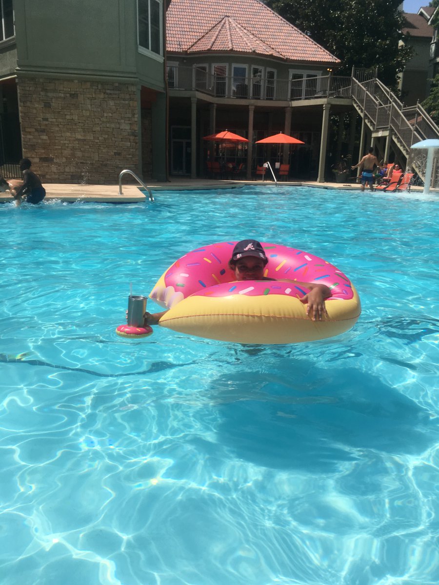 Dnae_lyn_'s tweet image. Rain made us come in but I love this huge #donutfloat #SundayFunday