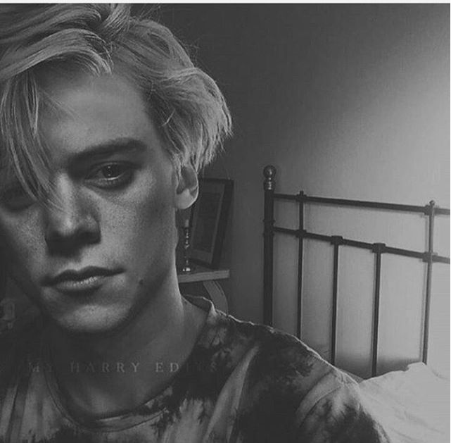 whitecanarium's tweet photo. Nobody nobody..nobody can drag me down😭😭
Tbh idc if this is edited..but it's so hot! #1YearOfDragMeDawn #HarryStyles https://t.co/lKVgLrije1