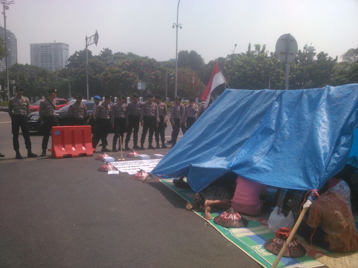 PrintWoeloeng's tweet photo. Semgt hr senin hr k 7 #tendaperjuangan d dpn istana pak @jokowi #AmdalAbalAbal #TolakPabrikSemen #KendengLestari https://t.co/PgjEdHRQxZ