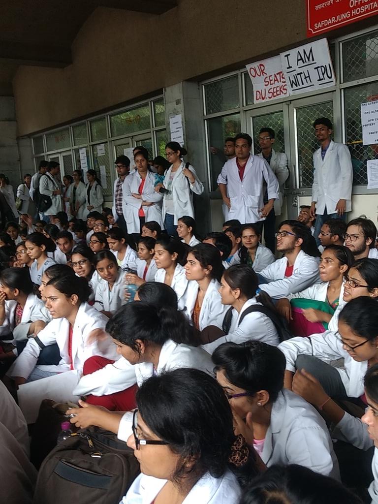 Manishadua2's tweet photo. Drs sitting in protest since 6in morning.whr r u @JPNadda sir.. till wn r u gonna b deaf https://t.co/dg6i1Mzgsx