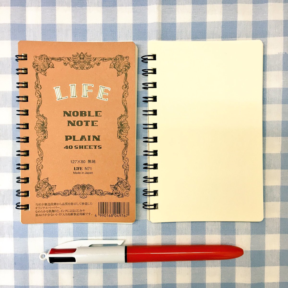文具と雑貨の店 トナリノ 先ほどのミニリングノート Life ノーブルシリーズです しっかりした紙は裏表びっしり書いても大丈夫なので手帳のサブノートにも 万年筆や水性ペンとも相性がよくノーブルノートよりも硬い背表紙なので立ったまま筆記もしやすい