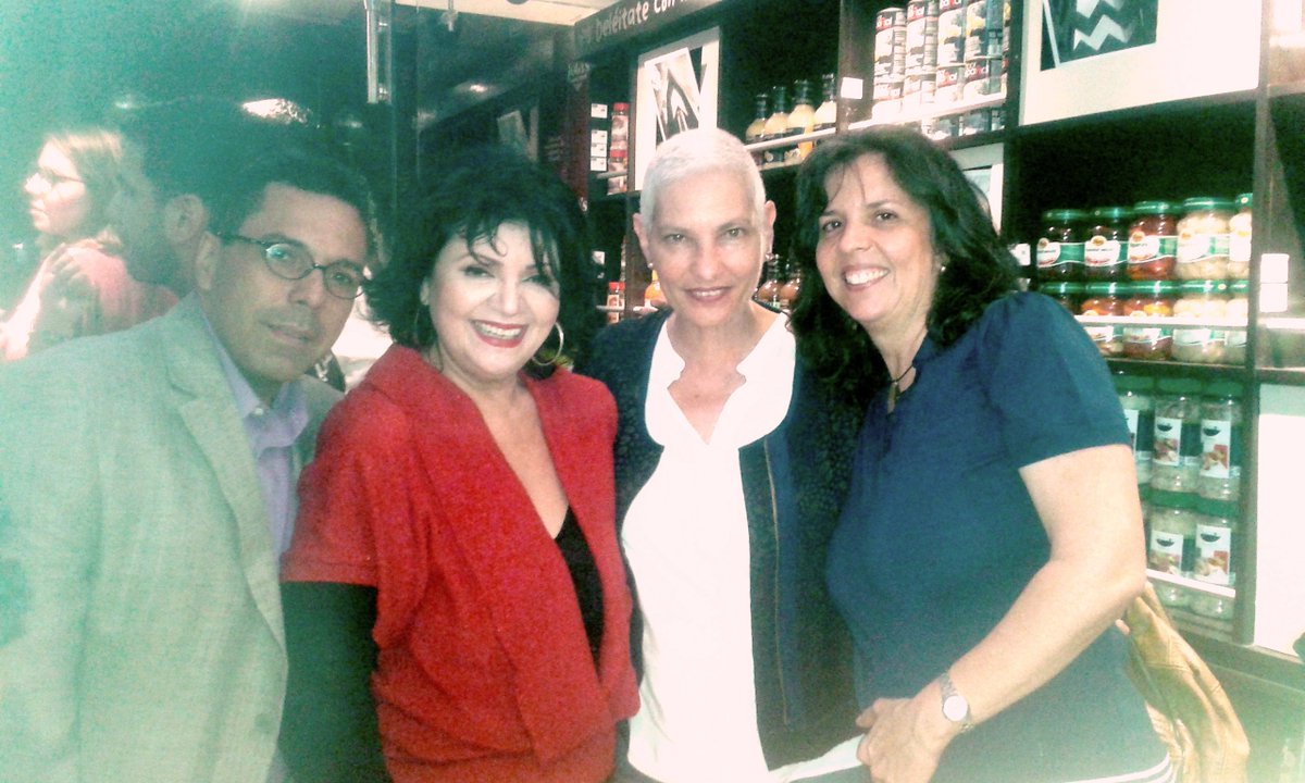 #ElDelivery Compartiendo con las guapas <a href="/OsmeliaDiazG/">Osmelia DíazGranados</a> y Ma. Fernanda Di Giacobbe en la inauguración de <a href="/jotasgourmet/">Jota's Gourmet</a>