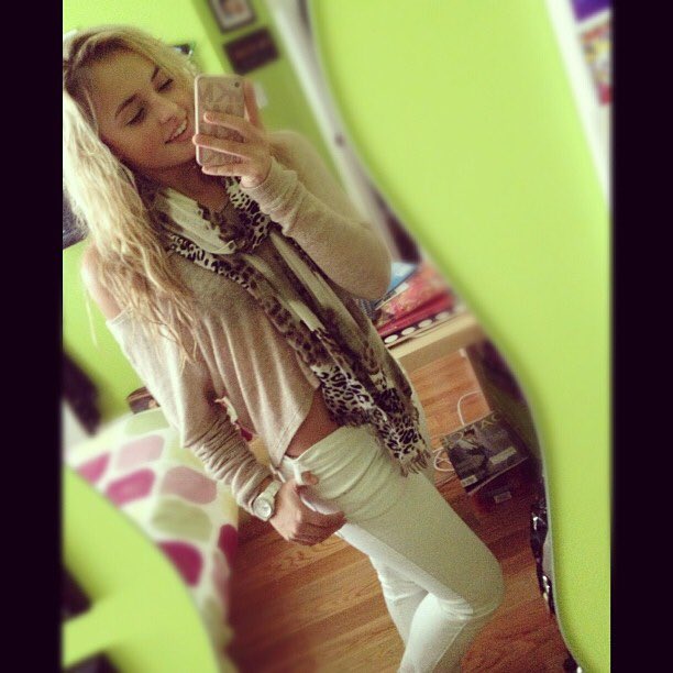 hey I'm Michelle Ann baldesarra❤️ I'm a dancer at the next step💃🏻 my likes are boys🏃🏻 beach👙  RT for me?💋👑