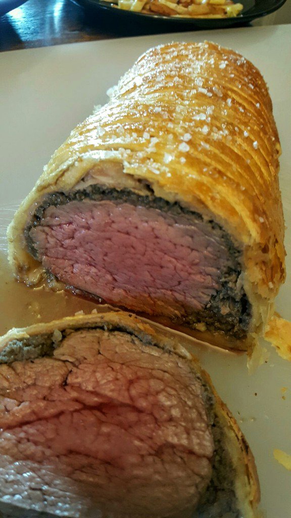 freefoodies's tweet image. Finally made Beef Wellington. My god, was it worth the cost and effort. via /r/#foodporn