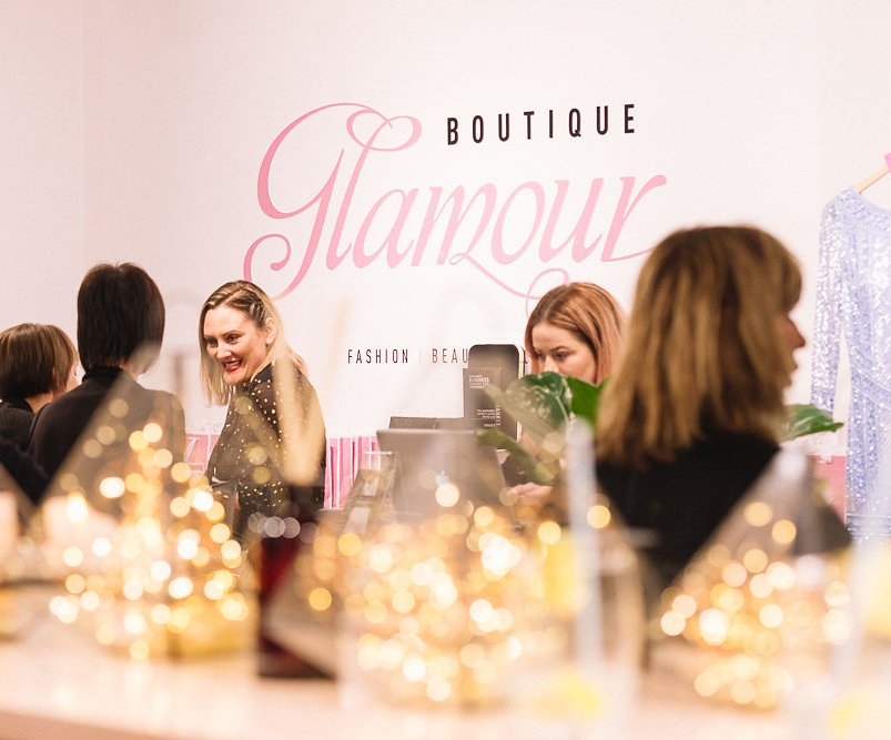 BlackRobinGin's tweet photo. #GlamourBoutique &amp; #BlackRobinGin got together to water the wheels of glamour shopping at the #EyeMagazine VIP Event https://t.co/jhzgKVkARl