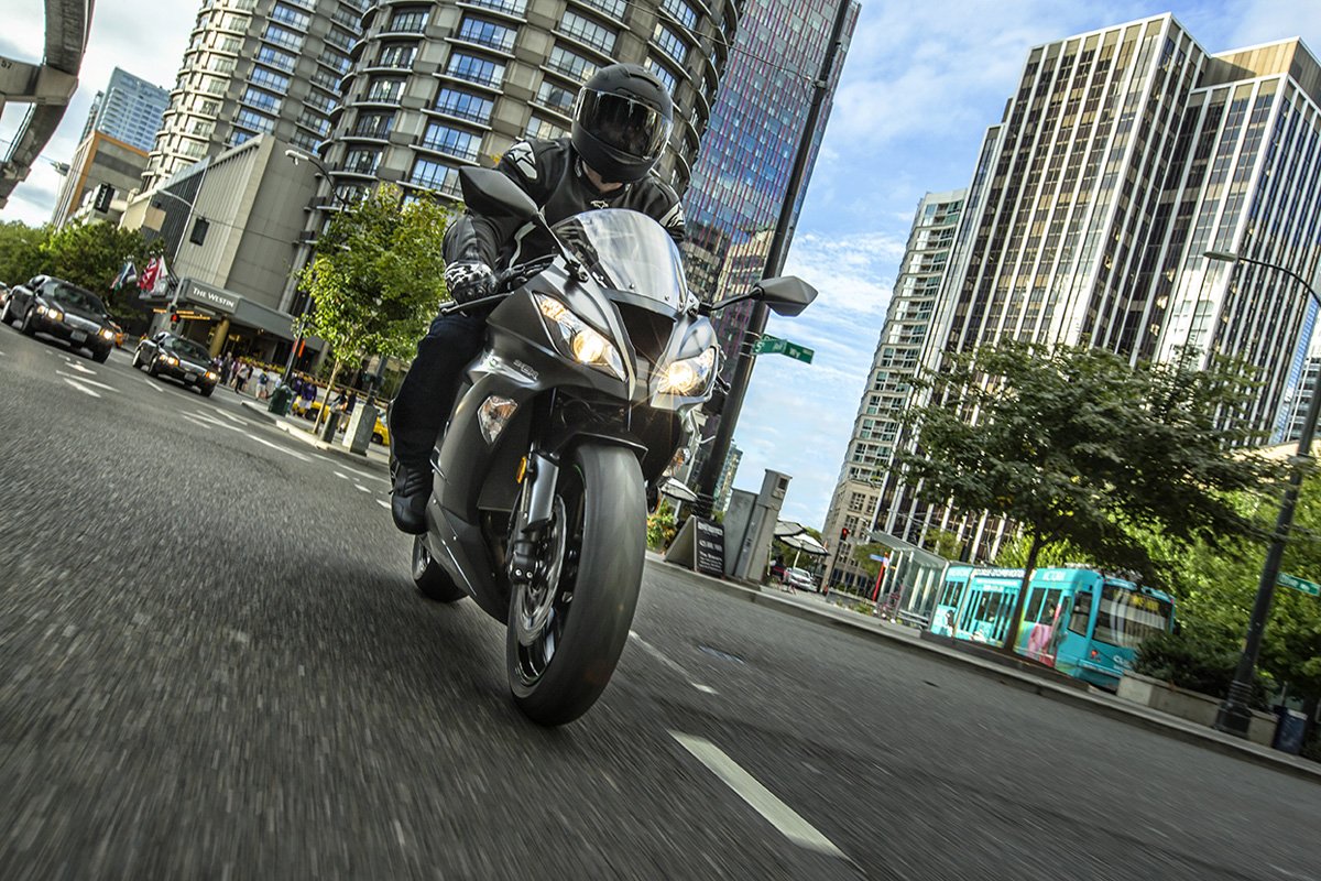 Own the streets with the same power that owns the racetrack with the #Ninja ZX-6R ABS's 636cc inline-four engine.