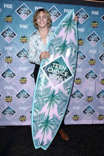 Austin_AllyWiki's tweet photo. Congratulations to @rossR5 on winning Choice TV Comedy Actor for Austin &amp; Ally! Third surfboard! #TeenChoice https://t.co/xA65KAsm0s