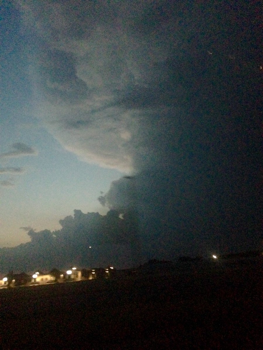 j_nicole2002's tweet photo. I THINK we might get a storm tonight @KATVBarry @KATVToddYak https://t.co/VwbzrzOTxa