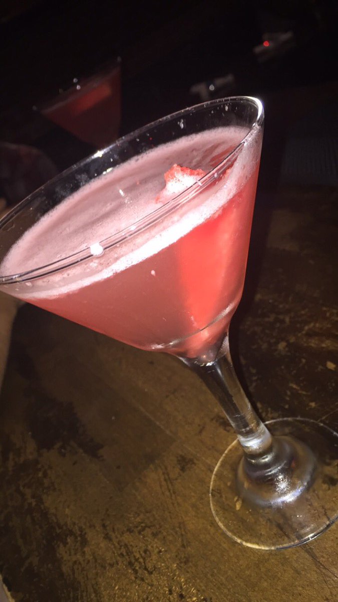 numbertax2's tweet photo. What the night is looking like... @StFelixHwd #WatermelonMartinis 🍸#SundayFunday #YOLO #FMLMonday https://t.co/fN6rePFpG3