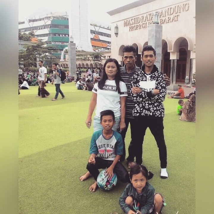 Bahagia yang utama yaitu bersama keluarga ({})