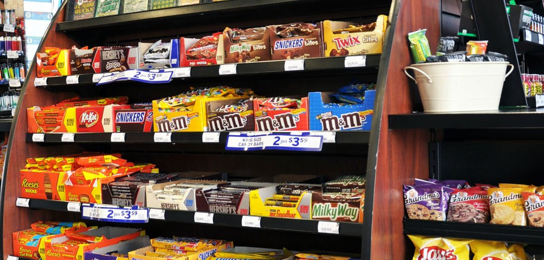 foodtank's tweet image. Retweet if you think candy in supermarket aisle should be replaced with low-sugar healthy snacks! #ForTheChildren