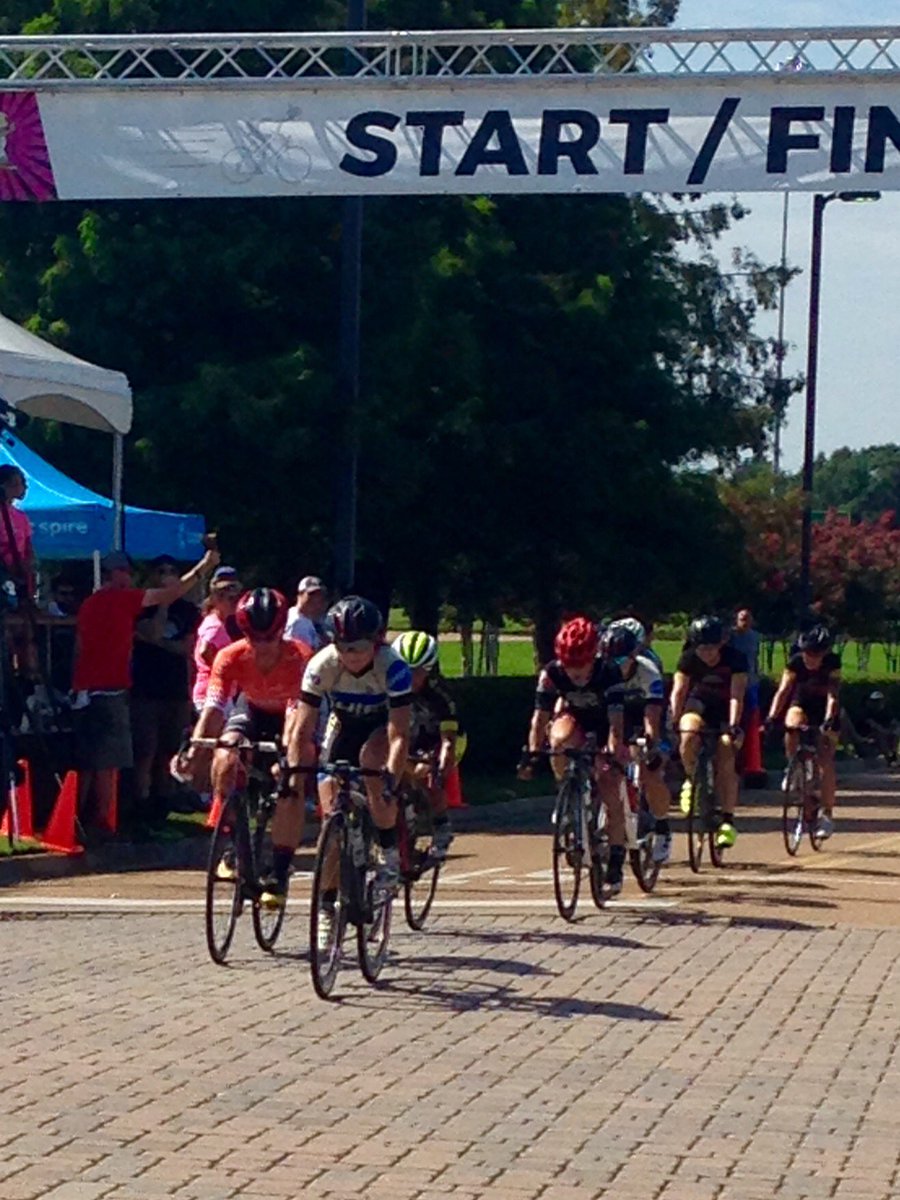 katsweatt86's tweet photo. Fun, tough womens racing @NunchuckBunnies crit. Mega primes deep purse. Don't wanna miss this one nxt yr!@shift_svo https://t.co/6ilQTysDE3