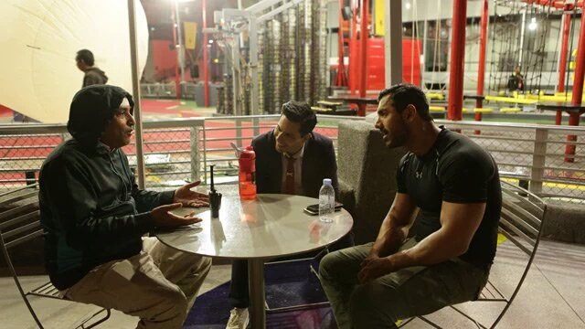 VarunUniverse's tweet photo. [PICS] Varun Dhawan on the sets of #Dishoom https://t.co/oUonzQOrIn